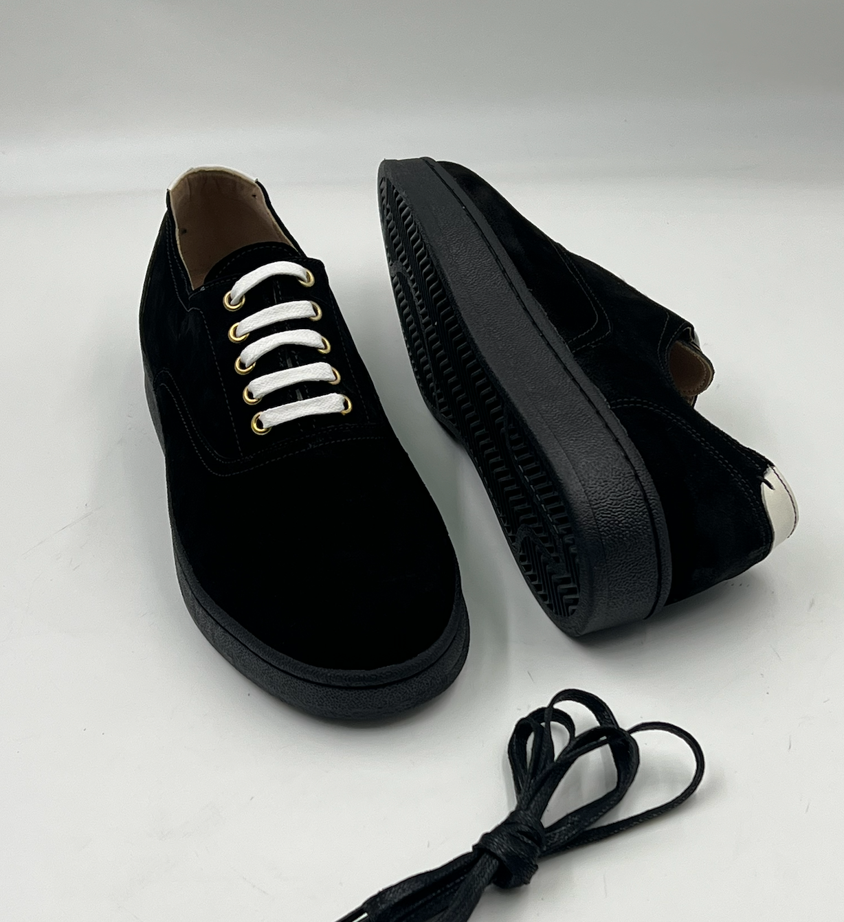 Sneakers daim lacets contrastés – vue de face et semelle