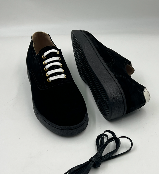 Sneakers daim lacets contrastés – vue de face et semelle